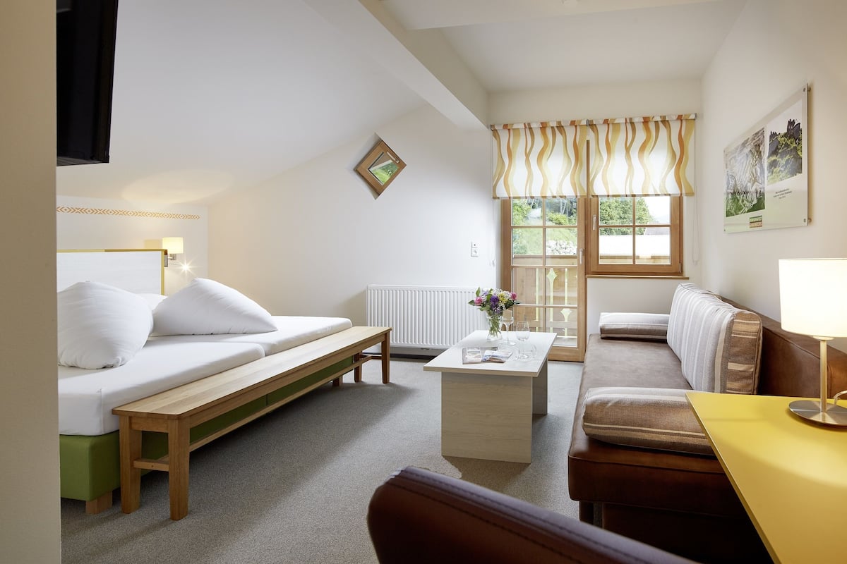 Hypo-allergenic bedding, free WiFi, bed sheets