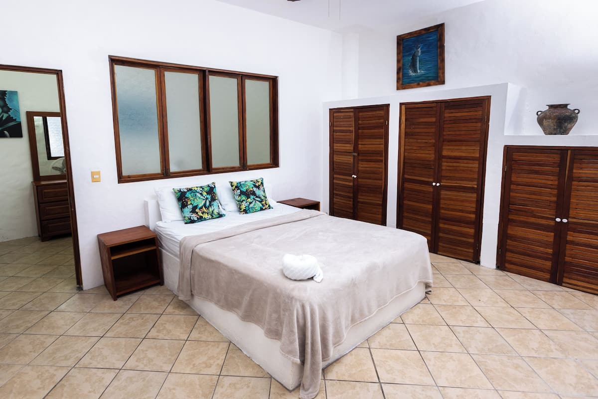 Villa junior, 1 habitación | Caja de seguridad en la habitación y tabla de planchar con plancha