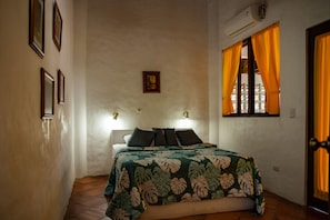 Villa Deluxe, 2 chambres, vue piscine | Coffres-forts dans les chambres, fer et planche à repasser