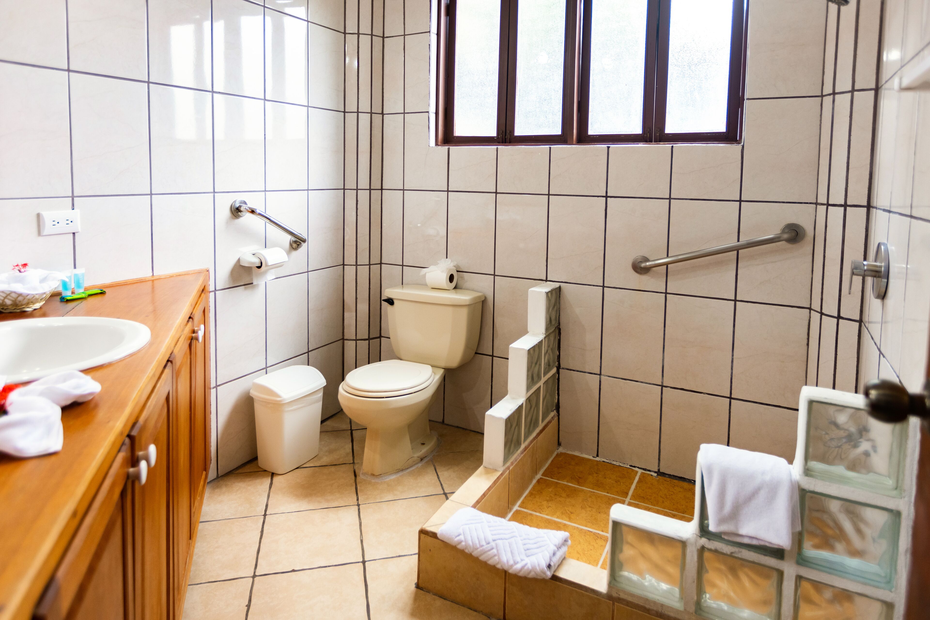 villa superior doble | bathroom | shower, hair dryer, towels, soap