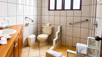 Villa Superior Doble | Bathroom | Shower, hair dryer, towels, soap