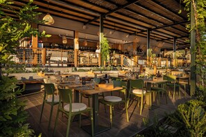 Breakfast, dinner served; Mediterranean cuisine, ocean views