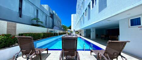 Piscine extérieure, parasols, chaises longues