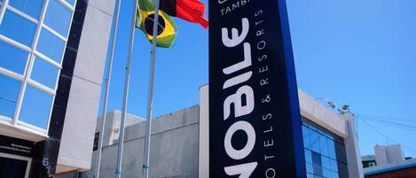 Un letrero de hotel con la leyenda 'NOBLE SUITES' y 'TAMBÁU HOTELS & RESORTS'.
