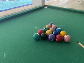 Un biliardo con le palle da biliardo disposte a triangolo.