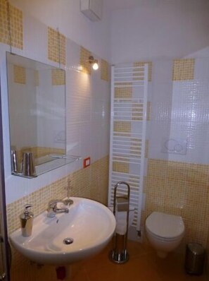 Deluxe-Doppelzimmer | Badezimmer | Dusche, Regendusche, Haartrockner, Handtücher