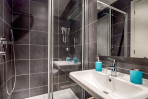 Basic Double Room | Bathroom