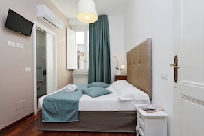 Eenvoudige tweepersoonskamer | Een minibar, een kluis op de kamer, gratis wifi, beddengoed