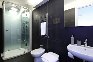 Standard Double Room | Bathroom | Shower, free toiletries, slippers, towels - NearHome Smart Suites (Rome)