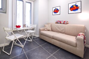 Comfort Triple Room | Living area | 32-inch LCD TV with satellite channels, TV, pay movies - NearHome Smart Suites (Rome)