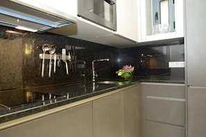 Réfrigérateur, four à micro-ondes, surface de cuisson, lave-vaisselle
