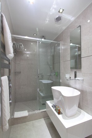 아파트, 침실 2개, 파티오 | 욕실 | 무료 세면용품, 헤어드라이어, 목욕가운, 슬리퍼