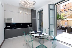 Lejlighed - 2 soveværelser - terrasse | Privat køkken | Køleskab, mikrobølgeovn, kogeplade, opvaskemaskine