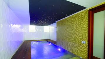 สระว่ายน้ำในร่ม