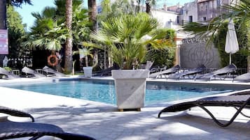 Piscine extérieure, chaises longues
