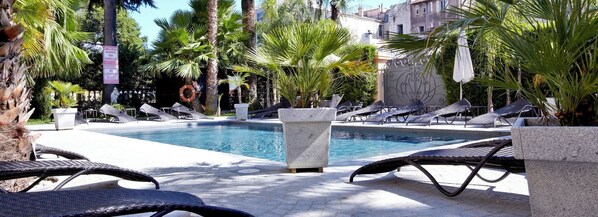 Udendørs pool, åben fra kl. 09.00 til kl. 20.00, liggestole