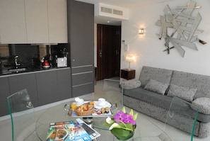 Apartamento, 1 habitación | Zona de estar | Televisión LED de 100 cm con canales por satélite, una televisión