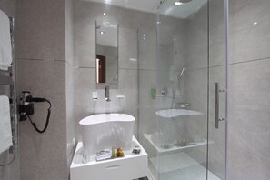 Appartement, 2 slaapkamers, terras | Badkamer | Gratis toiletartikelen, een haardroger, badjassen, pantoffels