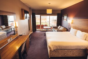 Desk, iron/ironing board, free cots/infant beds, bed sheets