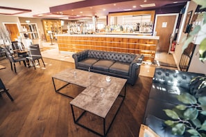 供应早餐、午餐和晚餐