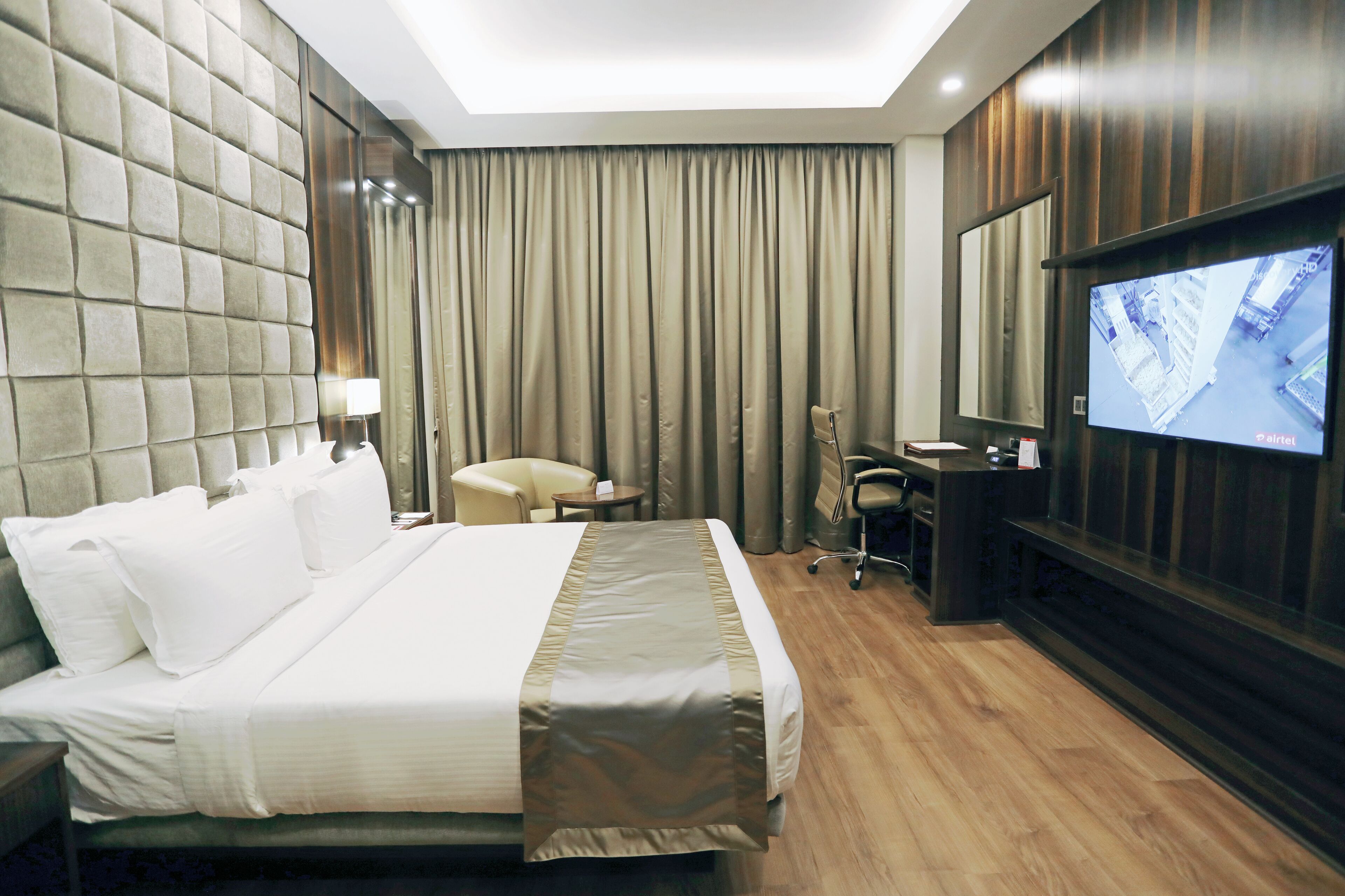 in-room safe, desk, laptop workspace, soundproofing