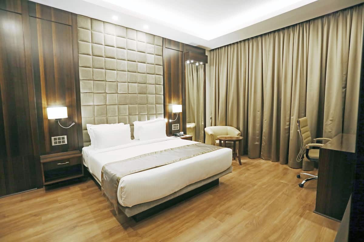 in-room safe, desk, laptop workspace, soundproofing