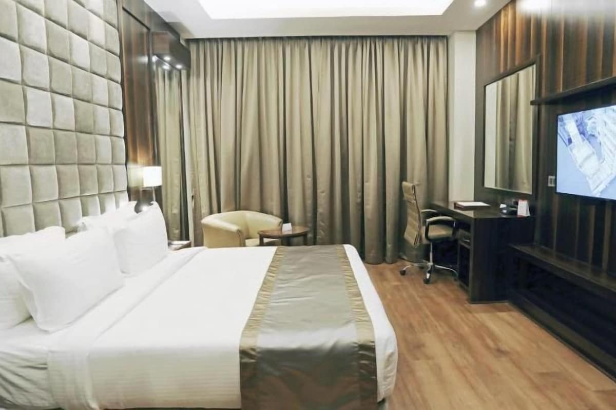 1 bedroom, in-room safe, desk, laptop workspace
