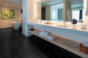 Presidentiële suite, 1 slaapkamer, terras (Panoramic View) | Badkamer | Een douche, milieuvriendelijke toiletartikelen, een haardroger