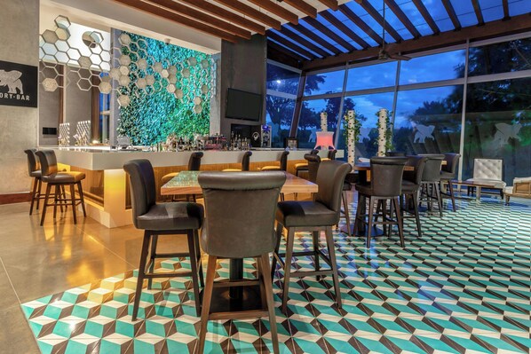 2 bars/lounges, poolside bar