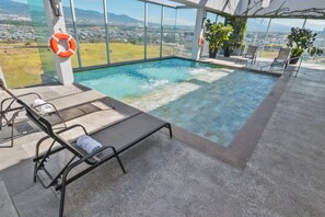 Piscine extérieure, chaises longues