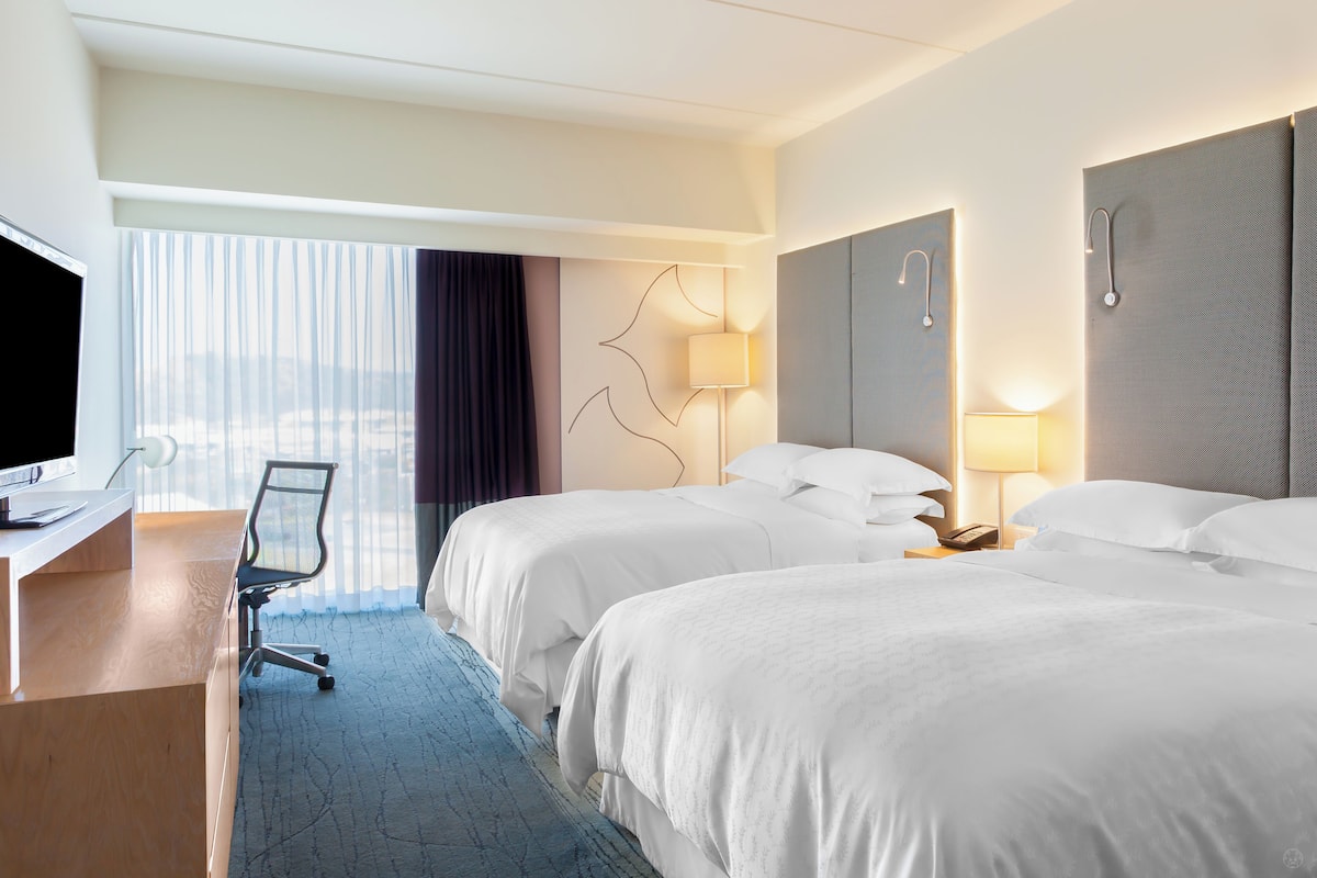 Premium bedding, minibar, in-room safe, desk