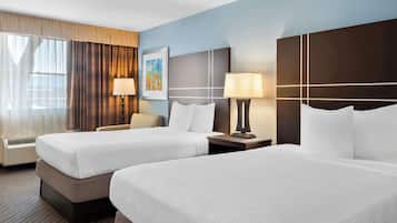 Kamar Standar, 2 Tempat Tidur Double, Bebas Asap Rokok, lemari es & microwave | Seprai premium, bantalan ekstra lembut, dan meja kerja
