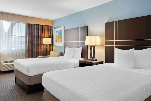 Quarto standard, 2 camas de casal, para não fumantes, geladeira e micro-ondas | Roupas de cama premium, camas com colchões pillow-top, escrivaninha