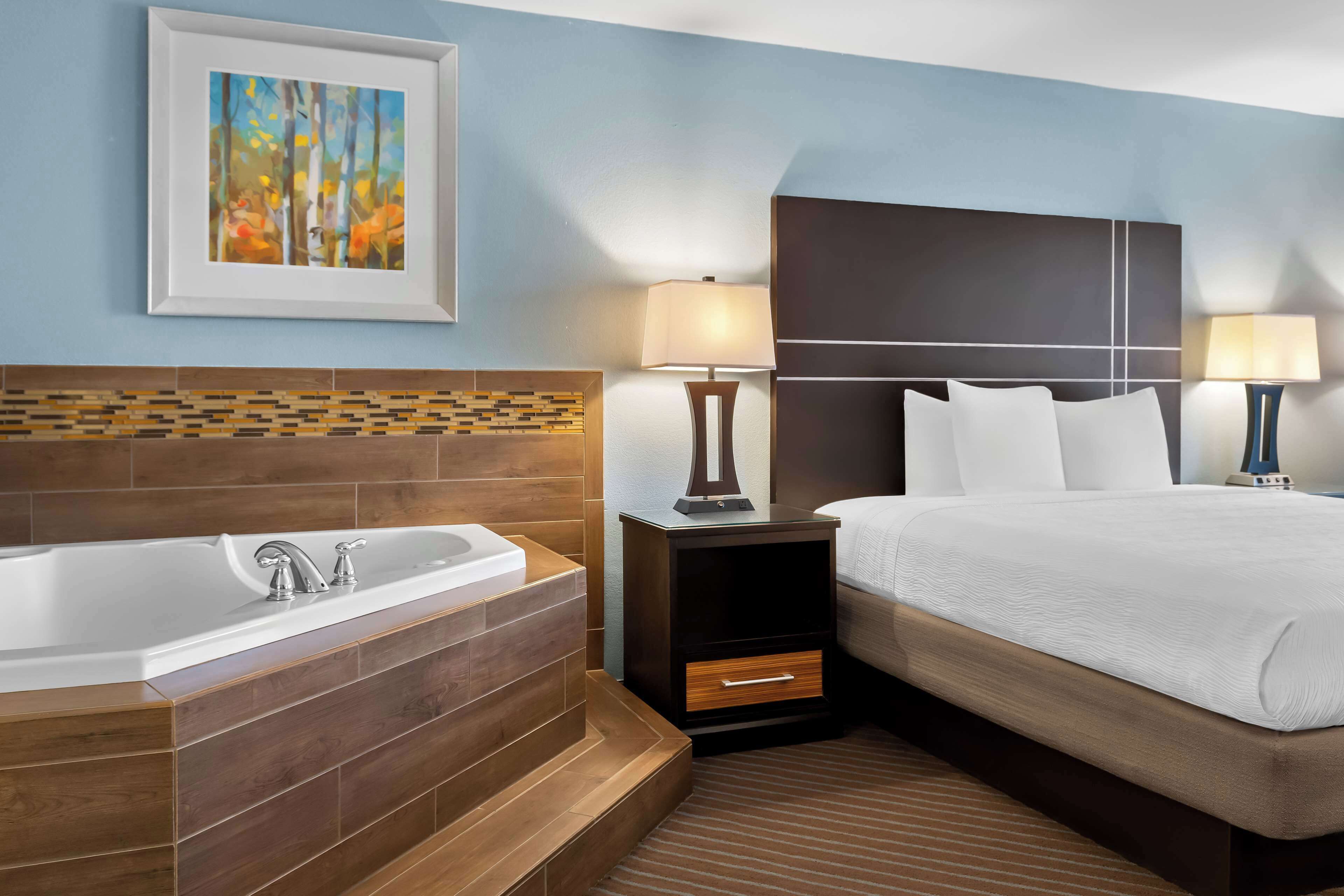 Standard Room, 1 King Bed, Non Smoking, Jetted Tub | Premium bedding, pillowtop beds, desk, iron/ironing board