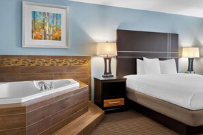 Standaard kamer, 1 kingsize bed, niet-roken, bubbelbad | Luxe beddengoed, pillowtop-bedden, een bureau