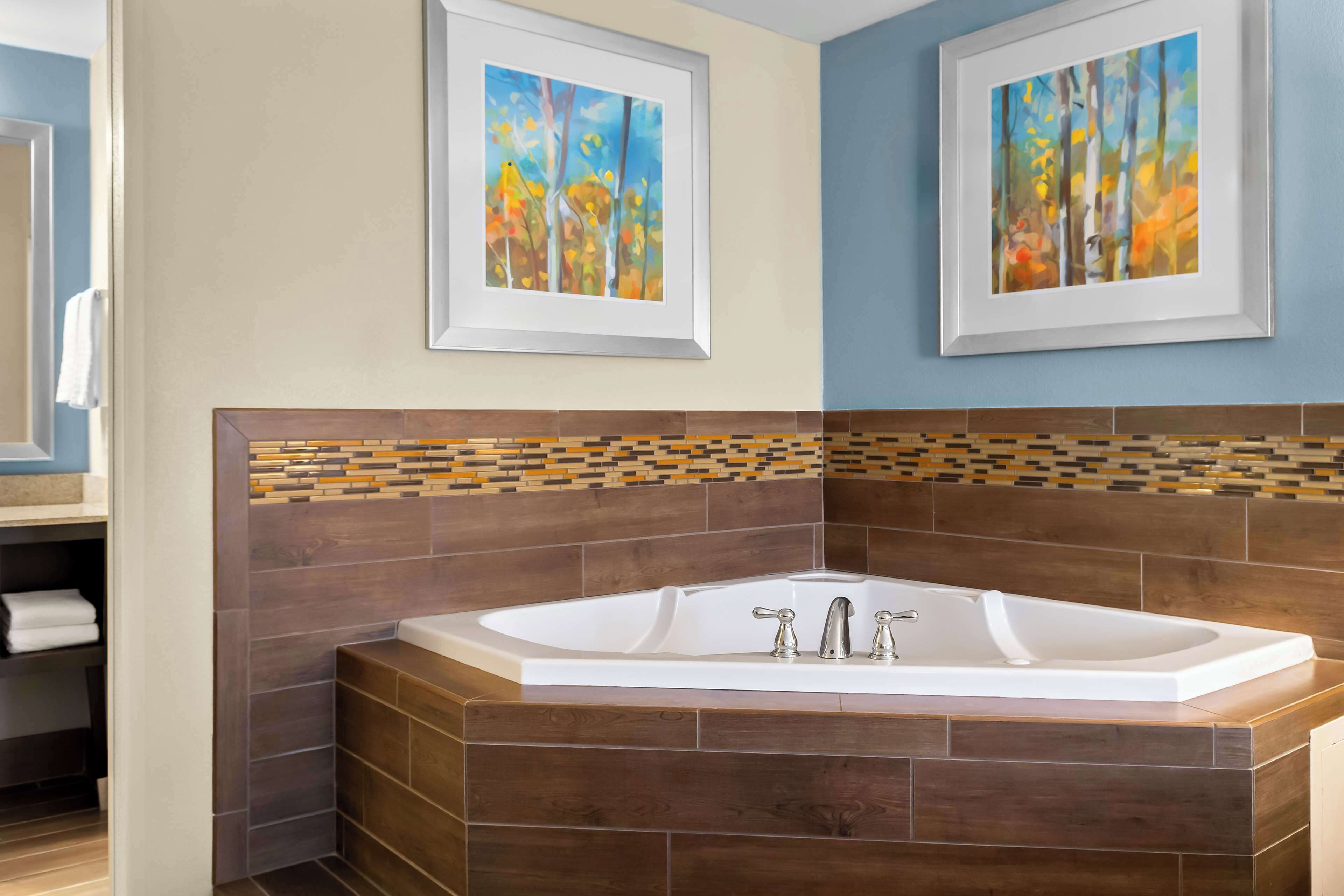 standard room, 1 king bed, non smoking, jetted tub | premium bedding, pillow-top beds, desk, iron/ironing board