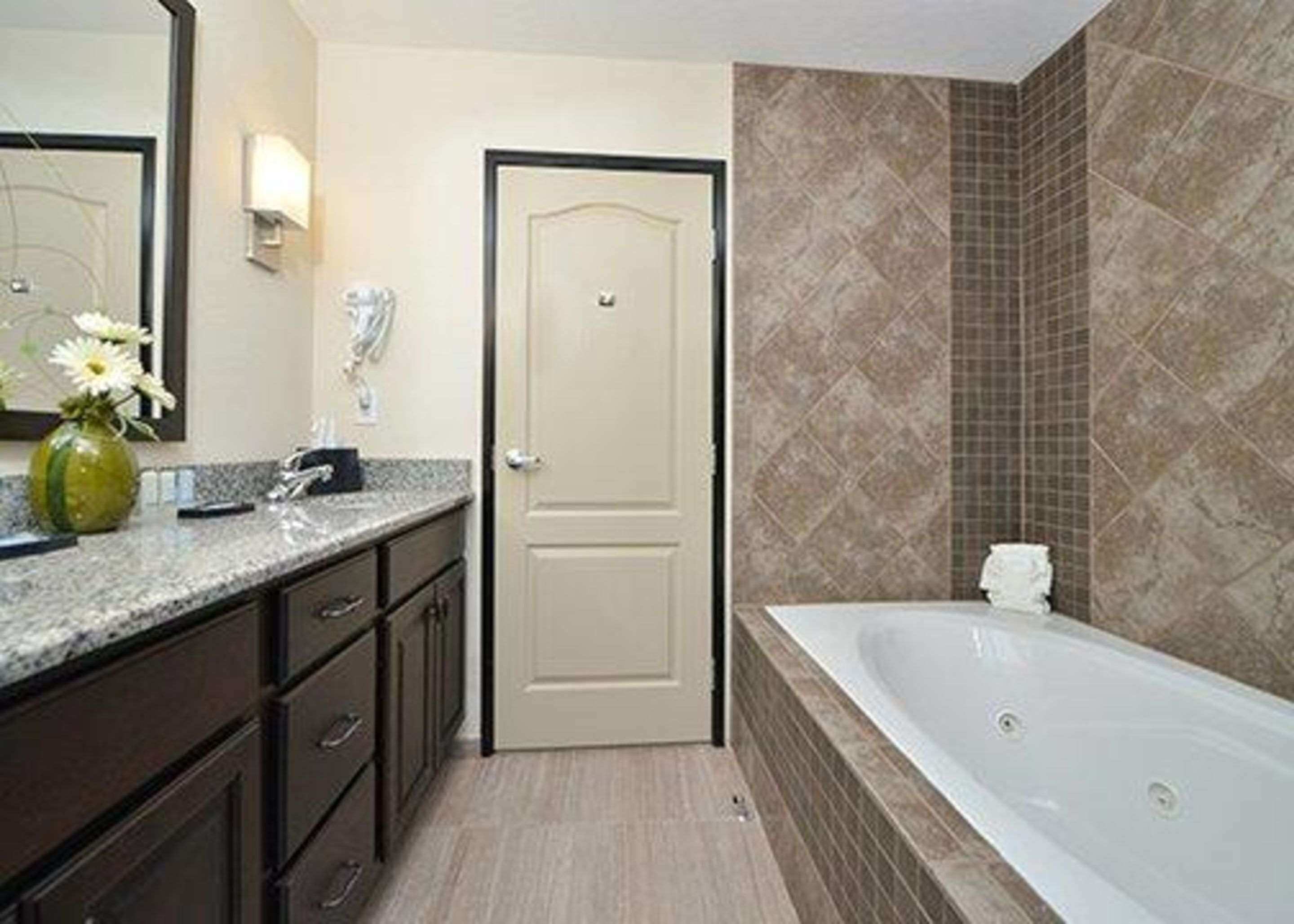 suite, 1 king bed with sofa bed, non smoking, jetted tub | bathroom | towels