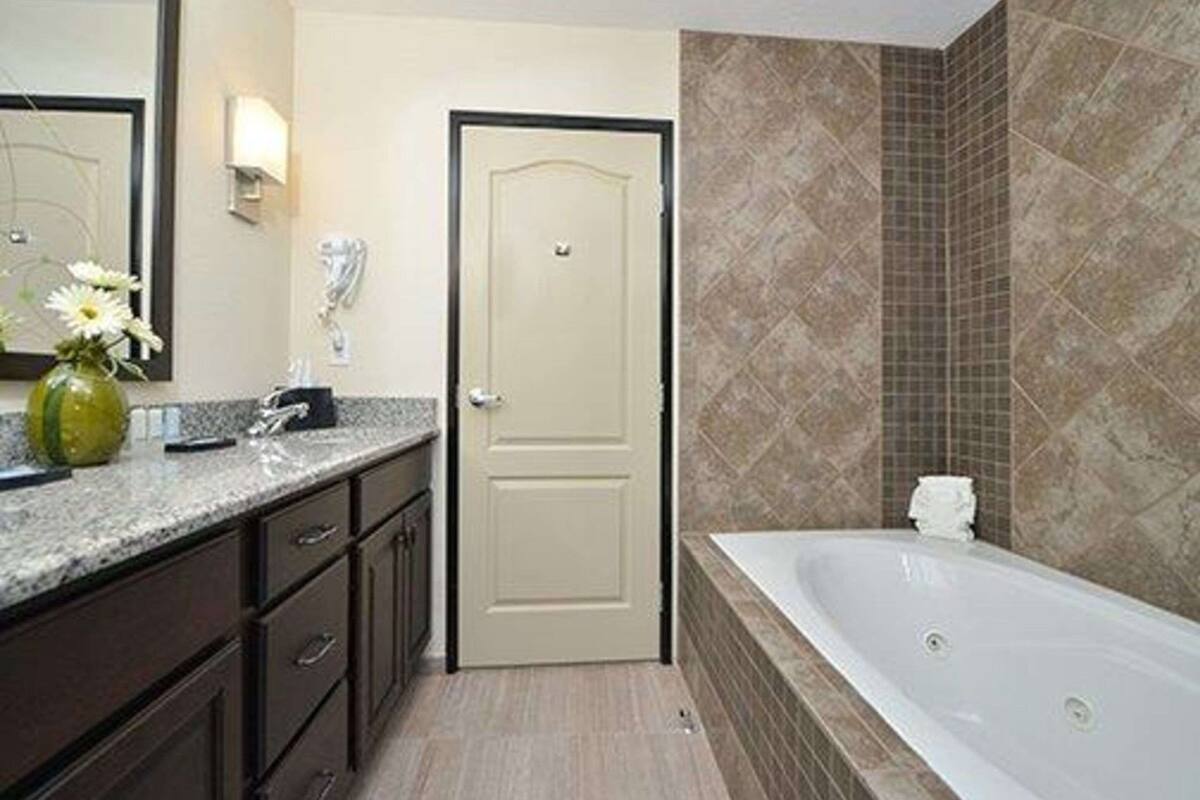 suite, 1 king bed with sofa bed, non smoking, jetted tub | bathroom | towels