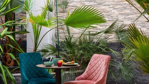 A dining area with two chairs, a table, and a variety of plants. - Best Western Hotel & SPA Pau Lescar Aeroport (Lescar)