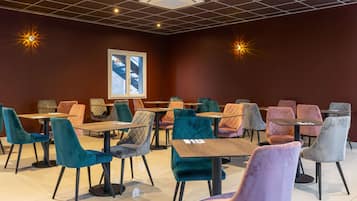 Petit déjeuner buffet (16 EUR par personne)