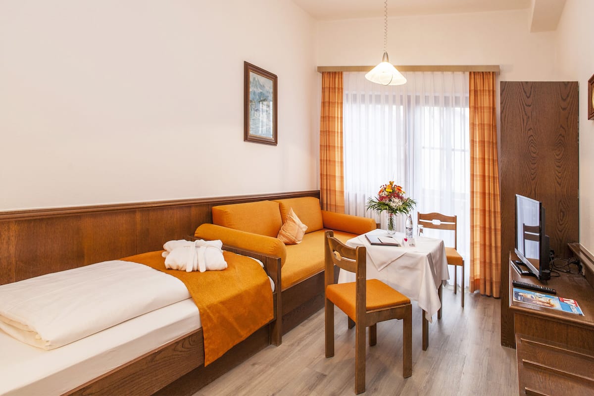 Comfort Apartment, 1 Twin Bed, Balcony | Blackout drapes, WiFi (free), bed sheets