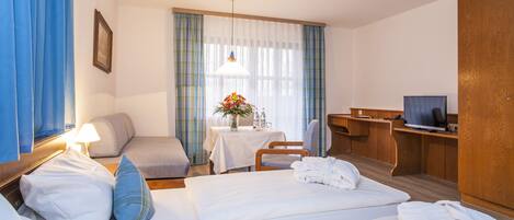 Cortinas blackout, wifi gratis y ropa de cama