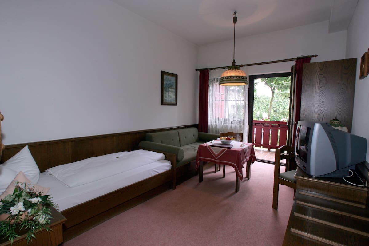 Standard Apartment, 1 Twin Bed | Blackout drapes, WiFi (free), bed sheets