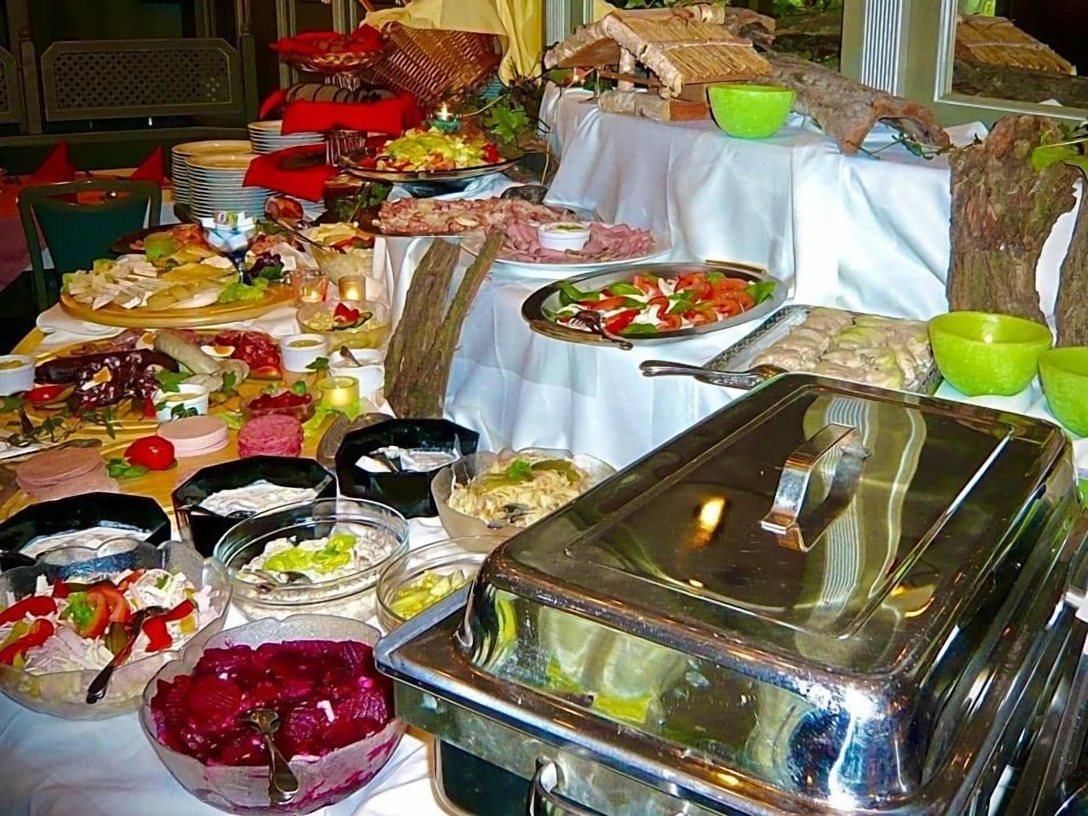 Ein reichhaltiges Buffet mit verschiedenen Speisen und Geschirr.
