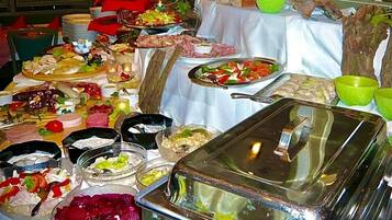 Ein reichhaltiges Buffet mit verschiedenen Speisen und Geschirr.