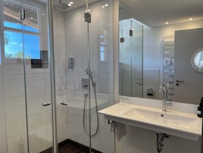 Comfort-dobbeltværelse - 1 queensize-seng | Badeværelse | Bruser, brusehoved med spredningseffekt, hårtørrer, håndklæder