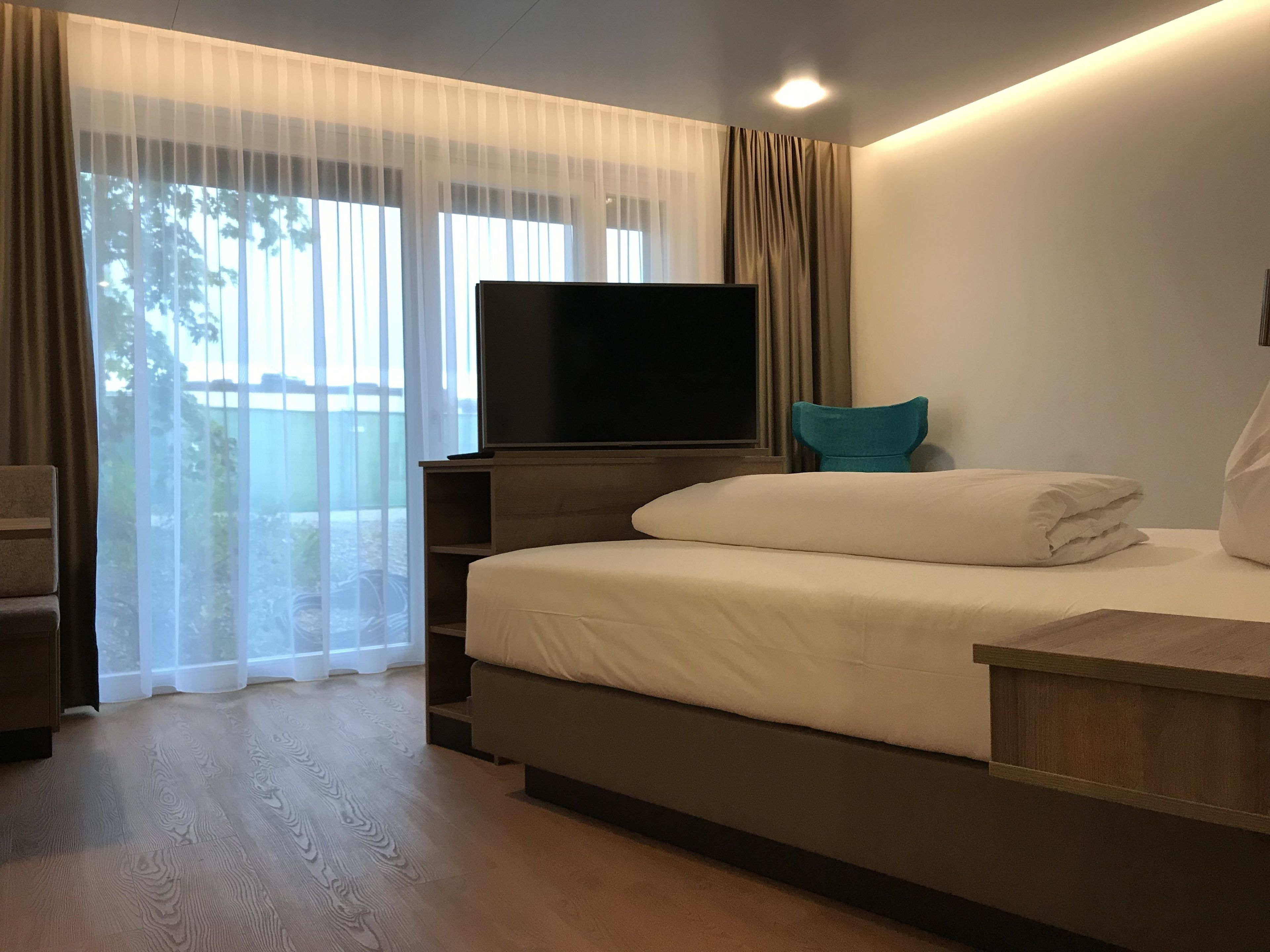 comfort studio | premium bedding, laptop workspace, soundproofing, cots/infant beds