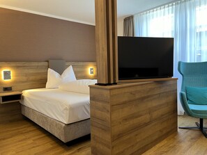 Premium bedding, laptop workspace, soundproofing, cribs/infant beds - WESTSIDE Hotel Garni (Munich)