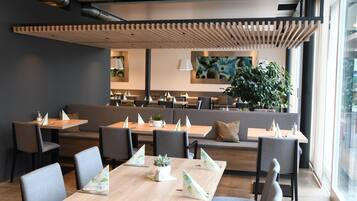 Tägliches Frühstücksbuffet (18 EUR pro Person)