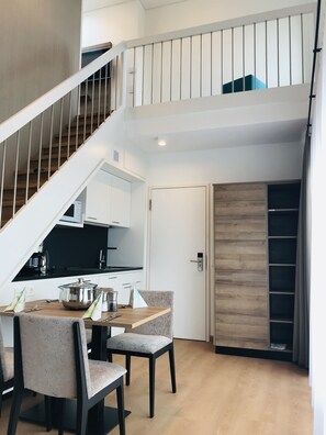 Suite de lujo, balcón (Deluxe) | Servicio de comidas en la habitación